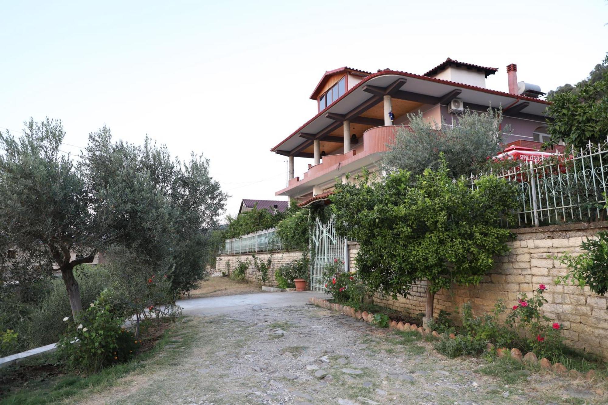 Georgemishel Guest House Μπεράτ Εξωτερικό φωτογραφία